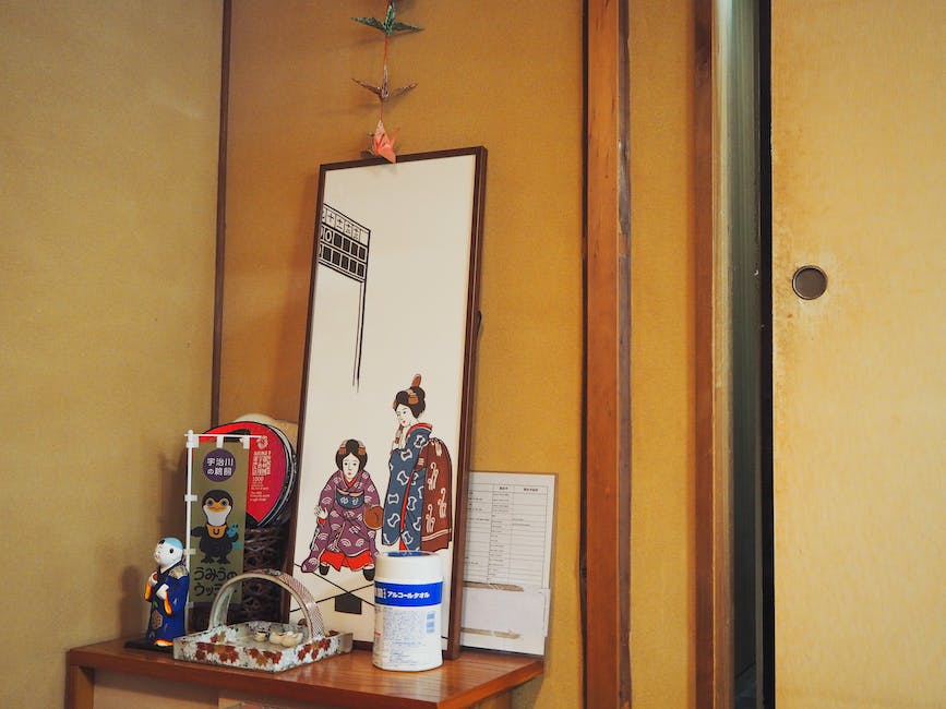 Eine Tischdekoration in Japan mit Geschirr und Essstäbchen