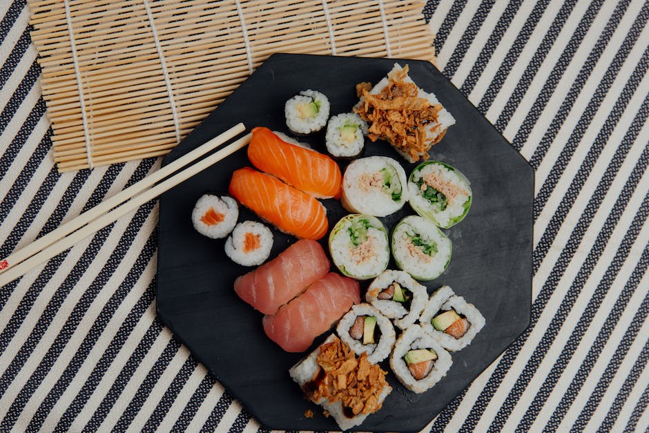Bild eines saisonale Sushi-Veranstaltungen, die eine Vielzahl von Sushis auf einem Teller zeigt