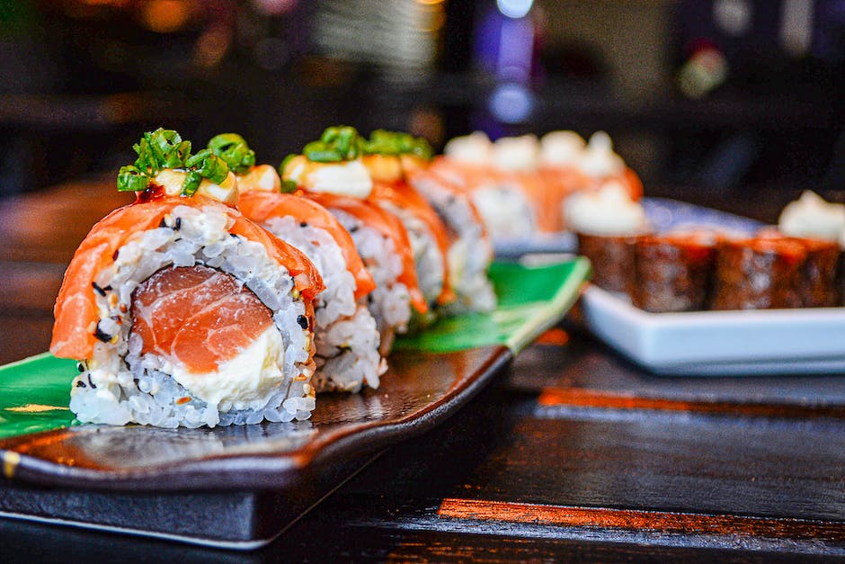 Ilustración que muestra el impacto cultural global del sushi, representando diferentes culturas que se unen a través del arte de hacer sushi.