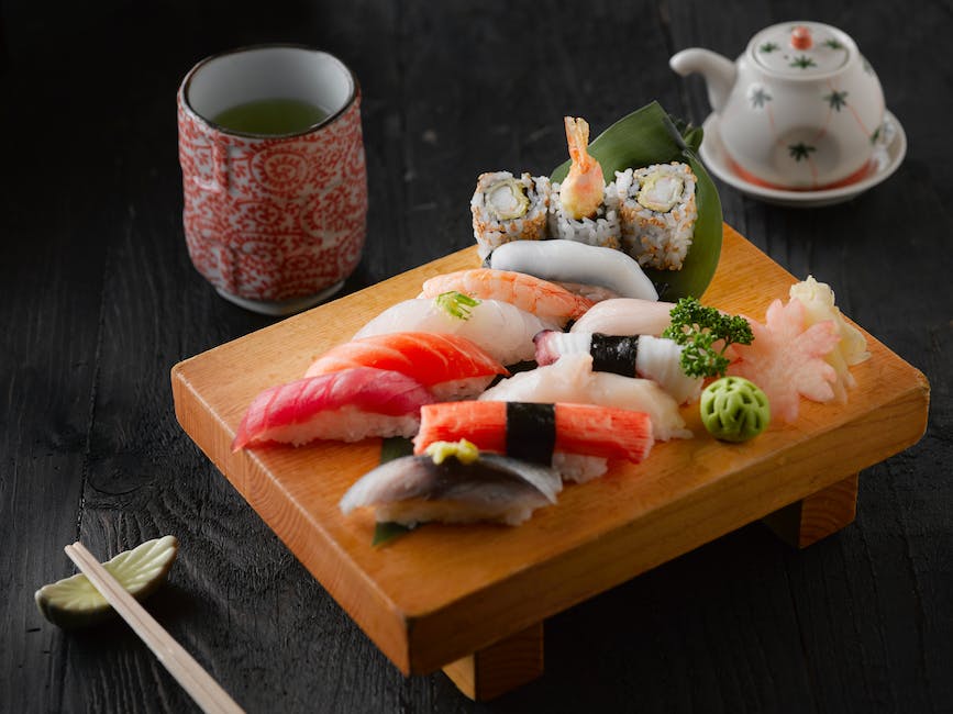 Una imagen que representa un plato de sushi decorado con adornos