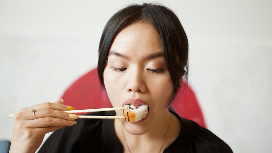 Descripción de la imagen: Un atractivo plato de sushi ingeniosamente presentado que es una fusión de influencias japonesas y mexicanas.