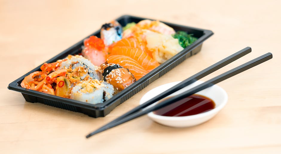 Un plato de pescado fresco y de alta calidad para sushi, listo para ser disfrutado.