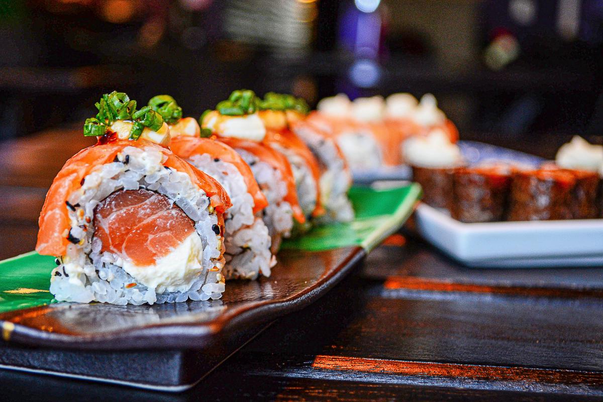 Ein Teller mit köstlichem Sushi, schön arrangiert und farbenfroh. Ein visueller Genuss für Sushi-Liebhaber.
