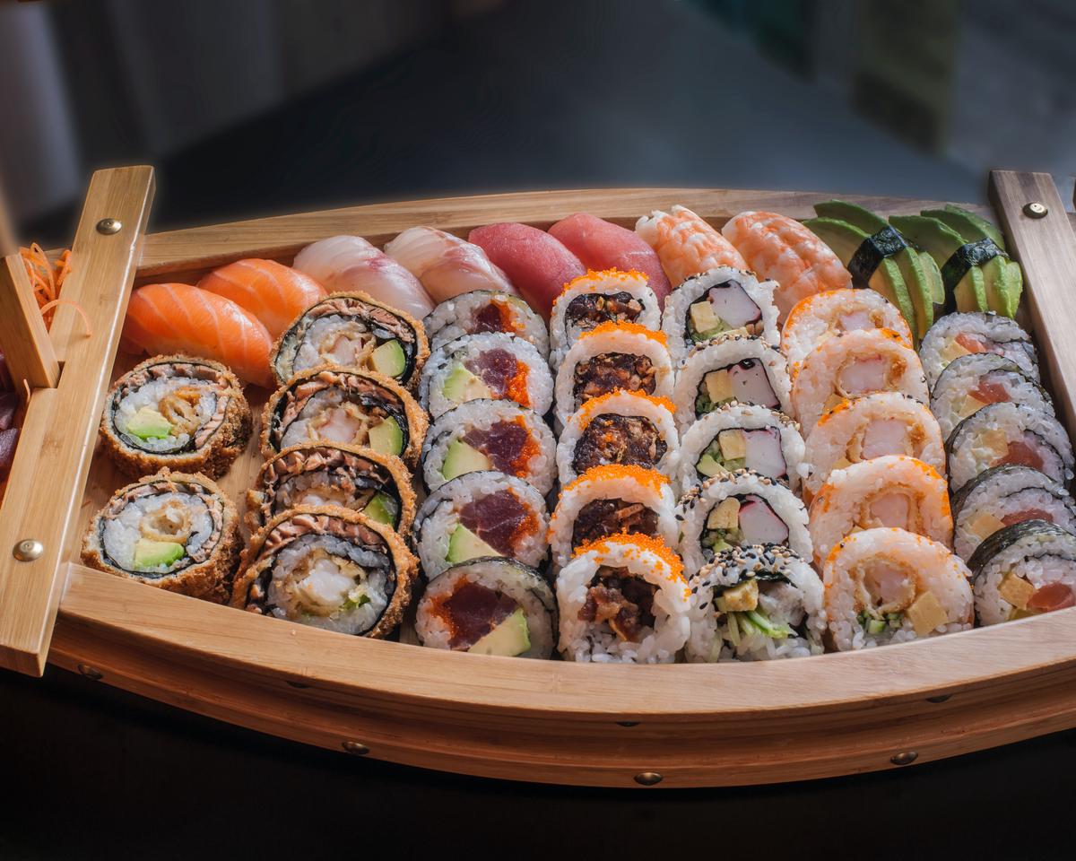 Un grupo de personas diversas disfrutando del sushi en un restaurante