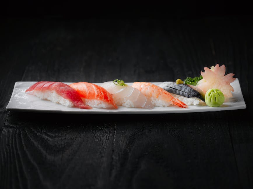 Imagen de una fuente llena de diferentes rollos de sushi