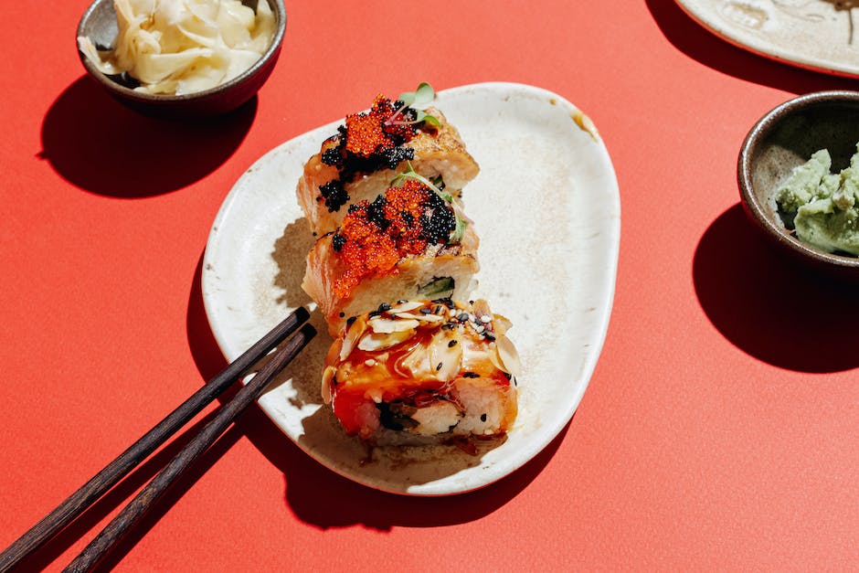 Un plato de sushi con varias piezas, que muestra la belleza y el arte del sushi.